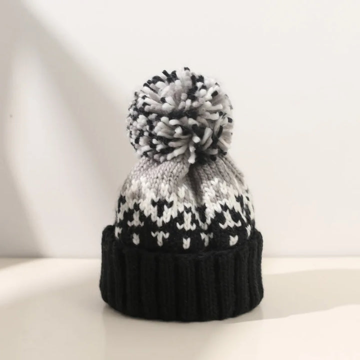 Daisy – Cozy Snowflake Pom Beanie