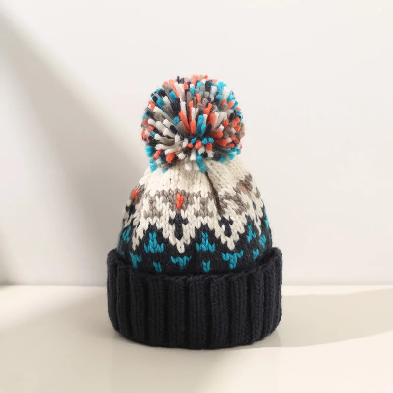 Daisy – Cozy Snowflake Pom Beanie